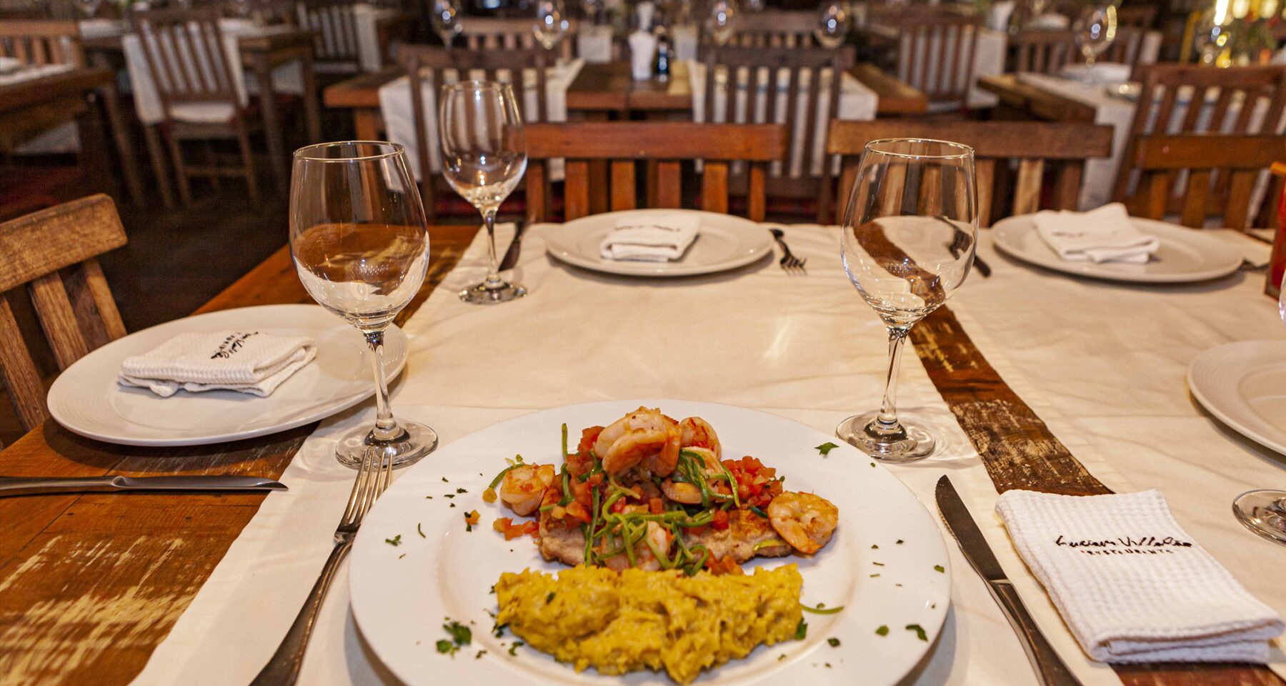 Prato de camarão servido à mesa