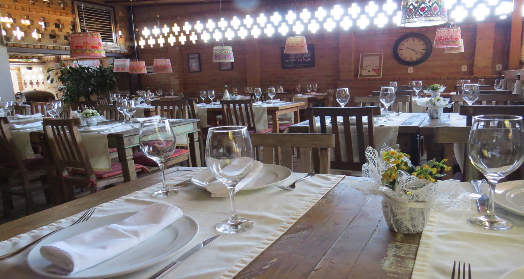 Jantar ao ar livre no jardim