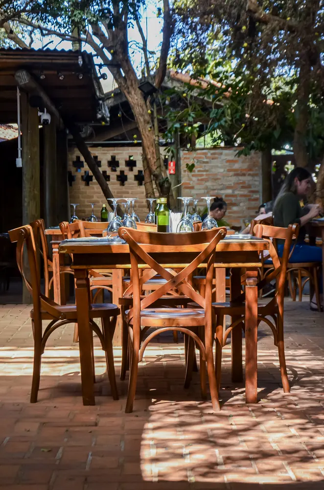 Pátio do restaurante na hora do almoço