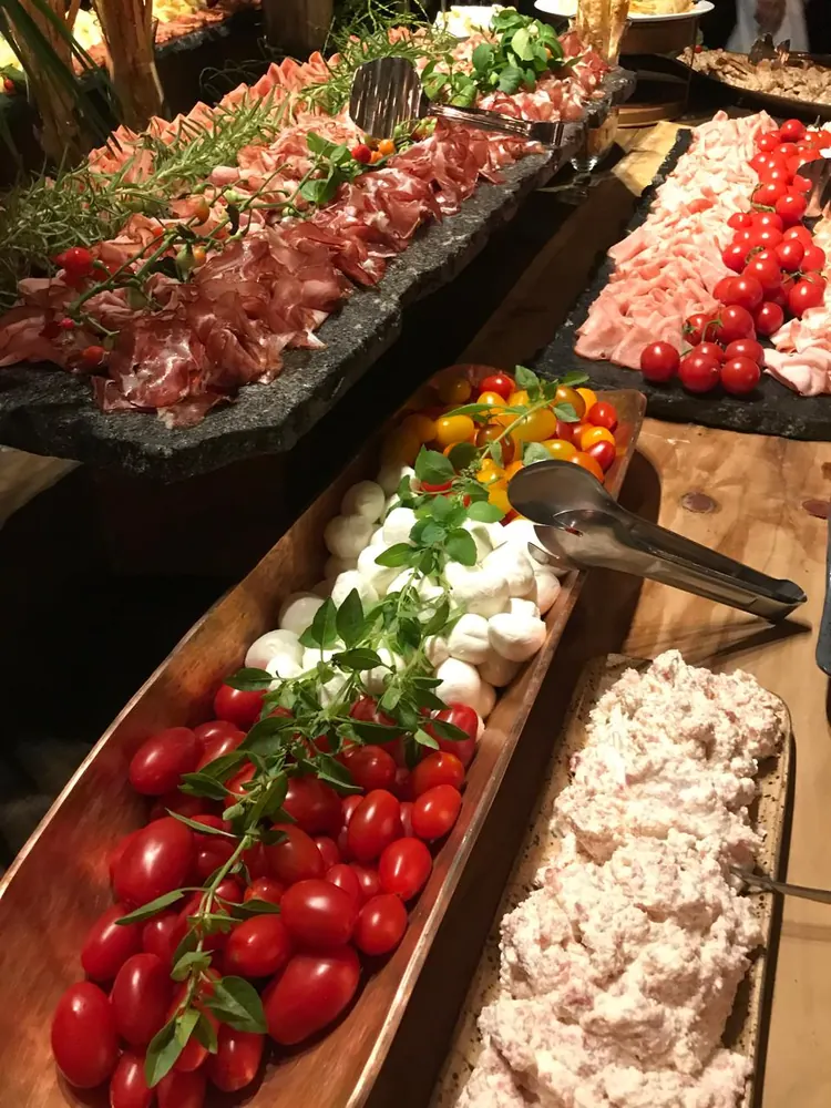 Frios, tomates e muçarela de búfala