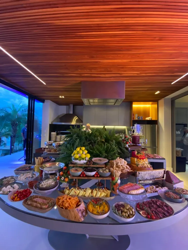 Mesa de antepastos em evento residencial