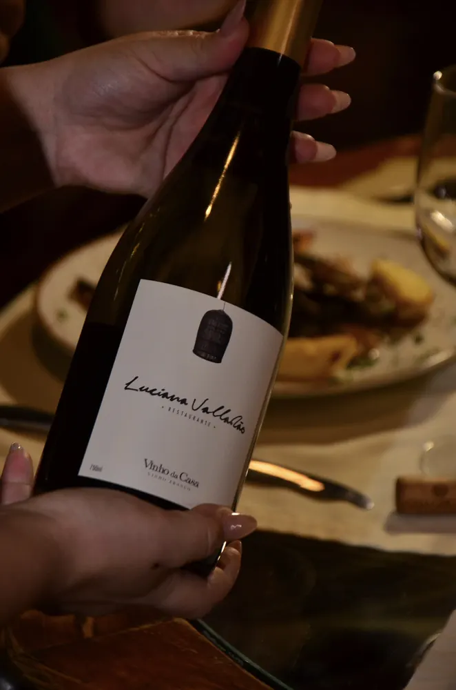 Vinho com rótulo Luciana Valladão